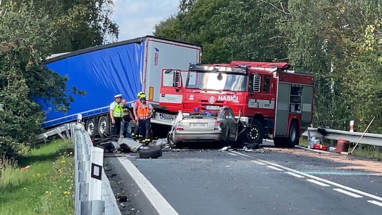Řidič na Plzeňsku narazil v protisměru do kamionu, na místě zemřel
